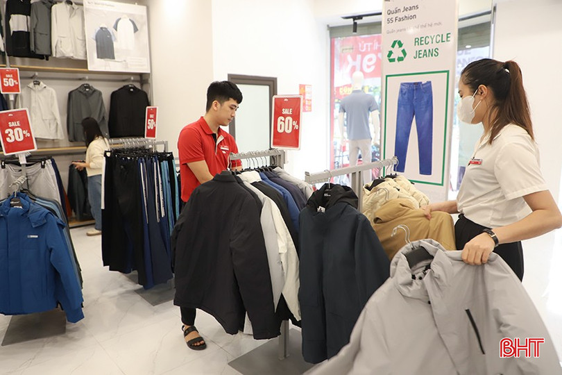 “Chiếm sóng” là những mặt hàng dành cho thời tiết se lạnh đầu đông với những chất liệu như cotton, kaki, gió, len sợi mỏng... bqbht_br_img-8298.jpg
