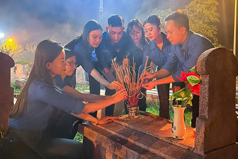 Cán bộ, Nhân dân, tuổi trẻ TP Hà Tĩnh nguyện hứa sẽ kế thừa sự nghiệp cách mạng của dân tộc, tuyệt đối trung thành và kiên định mục tiêu độc lập dân tộc và chủ nghĩa xã hội mà Đảng, Bác Hồ và Nhân dân ta đã lựa chọn. Cán bộ, Nhân dân, tuổi trẻ TP Hà Tĩnh nguyện hứa sẽ kế thừa sự nghiệp cách mạng của dân tộc, tuyệt đối trung thành và kiên định mục tiêu độc lập dân tộc và chủ nghĩa xã hội mà Đảng, Bác Hồ và Nhân dân ta đã lựa chọn.