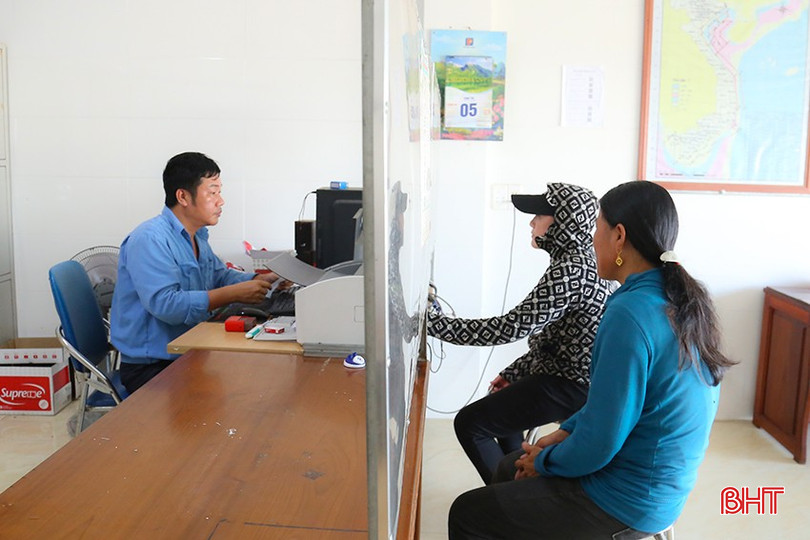 Ngư dân làm thủ tục xuất cảng tại Cảng cá Cửa Sót (Lộc Hà) để ra khơi đánh bắt thủy sản. bqbht_br_img-9963.jpg