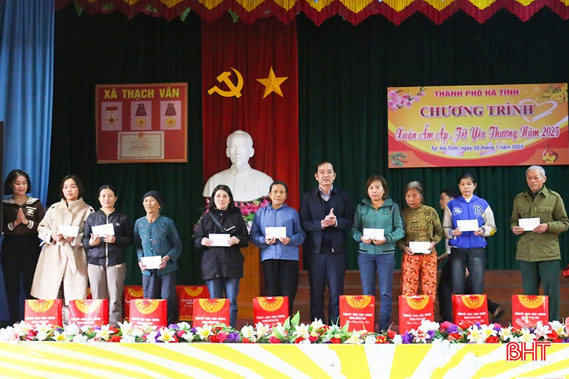 Đại diện lãnh đạo TP Hà Tĩnh trao quà Tết cho hộ nghèo, hộ gặp hoàn cảnh khó khăn. bqbht_br_img-9912.jpg