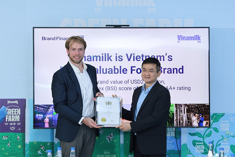 Ông Nguyễn Quang Trí - Giám đốc điều hành Marketing Vinamilk - nhận chứng nhận Top 100 thương hiệu giá trị nhất Việt Nam từ đại diện Brand Finance (Ảnh: Nguyễn Hoàng). hinh-2-2.jpg