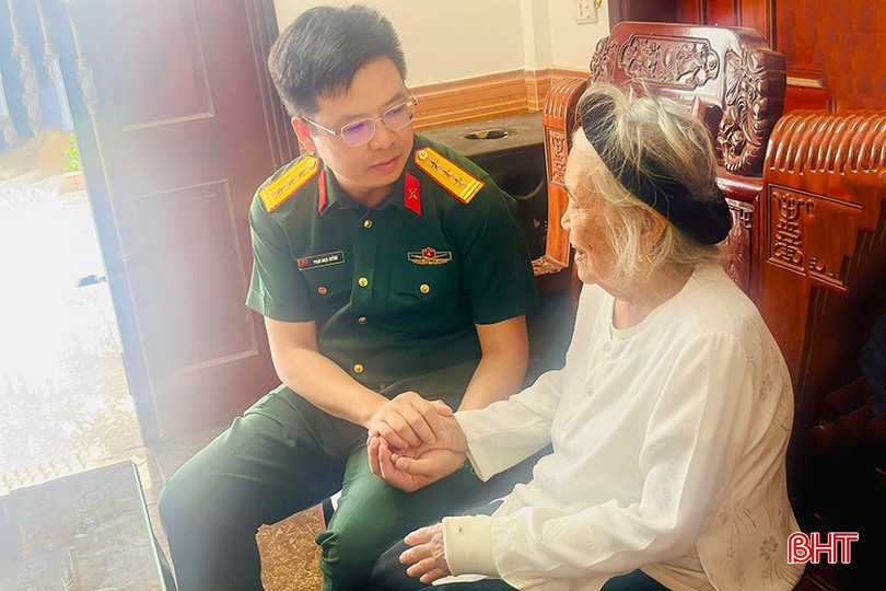 Viettel Ha Tinh 지점장 Pham Ngoc Quynh 중령이 Tran Thi Huyen 가족의 건강과 삶을 방문했습니다. bqbht_br_z6975273340657-adcc47351a4f8071aaaf74865722400d.jpg