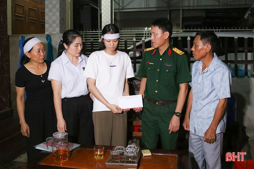 ...thân nhân gia đình anh Nguyễn Văn Hiến và chị Nguyễn Thị Liễu (xã Cẩm Trung). bqbht_br_img-9847.jpg