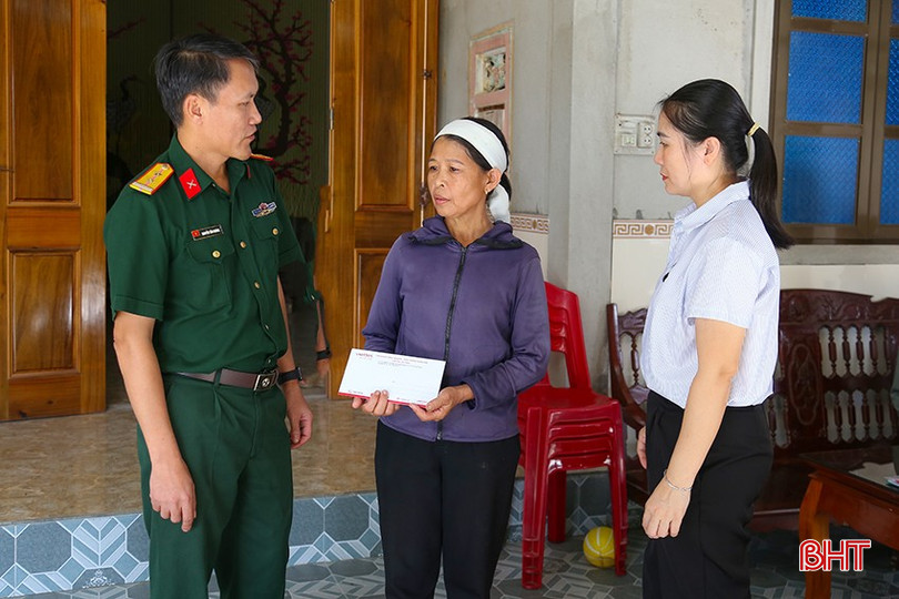 Đại diện Viettel Hà Tĩnh đến thăm hỏi, động viên và trao quà cho thân nhân gia đình anh Trần Đình Trường (xã Kim Hoa)... bqbht_br_img-9767.jpg