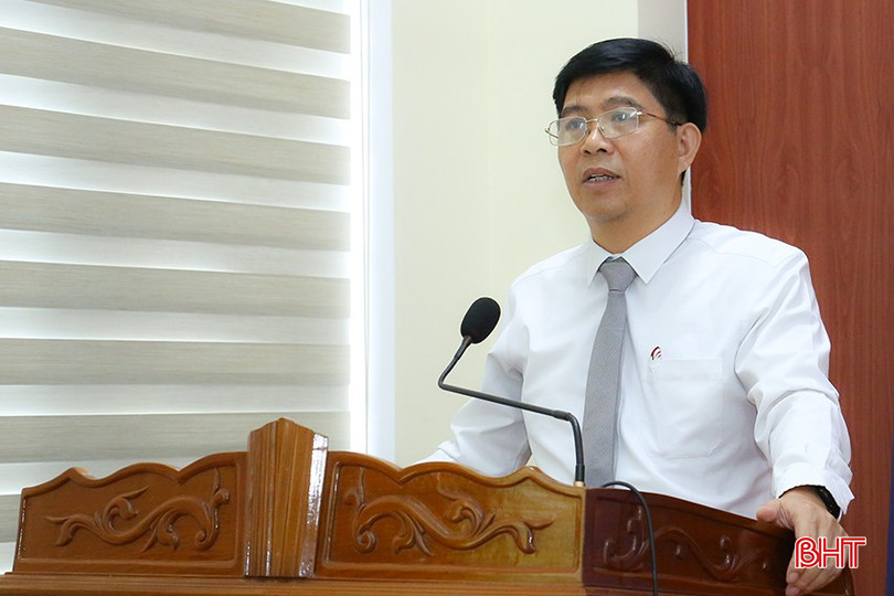 Phó Giám đốc Sở Ngoại vụ Trần Mạnh Hùng phát biểu tại lễ bế giảng. img-0123-5092.jpg