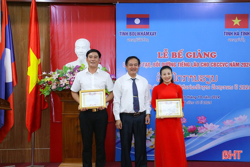 Ông Phô - phết Kun - na - vông - Phó Giám đốc Sở Giáo dục và Thể thao tỉnh Bolykhămxay trao tặng giấy khen cho các học viên đạt thành tích cao trong học tập. img-0196-1998.jpg