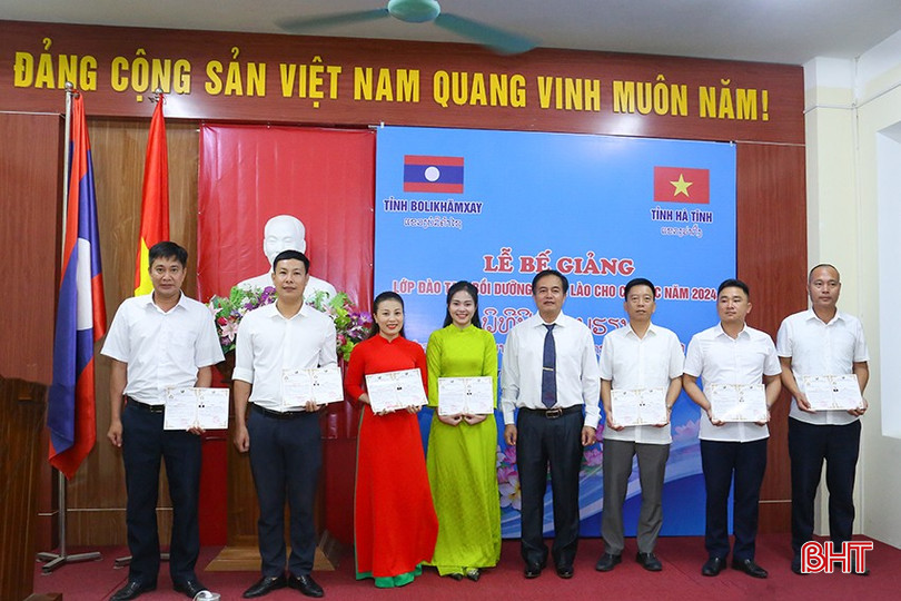 Trao chứng chỉ cho các học viên đã hoàn thành khóa học. img-0214-7632.jpg
