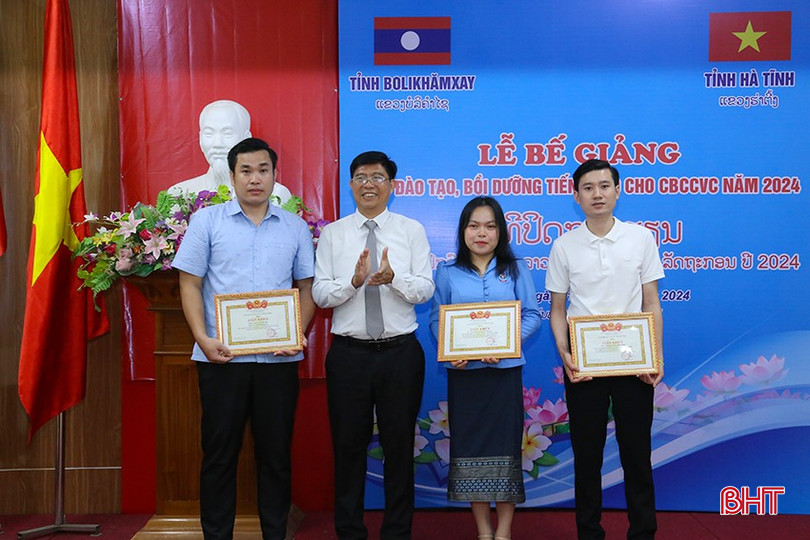 Phó Giám đốc Sở Ngoại vụ Hà Tĩnh Nguyễn Mạnh Hùng trao giấy khen cho các thầy giáo, trợ giảng và cán sự lớp. img-0205-3039.jpg