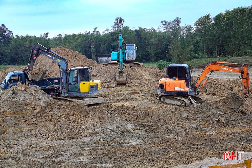 Nạo vét đập Hoàng Vân (xã Cẩm Dương, Cẩm Xuyên) để đảm bảo nước tưới vụ xuân cho trên 60 ha lúa của xã. bqbht_br_img-7599.jpg