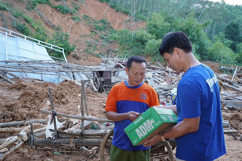 Ông Nông Văn Chiến, xã Thiện Tân, tỉnh Lạng Sơn trước căn nhà đổ nát nhận sự sẻ chia từ ông Phạm Tuyên – Giám đốc chi nhánh Hà Nội, Vinamilk. Ảnh: Tịnh Không anh-07.jpg