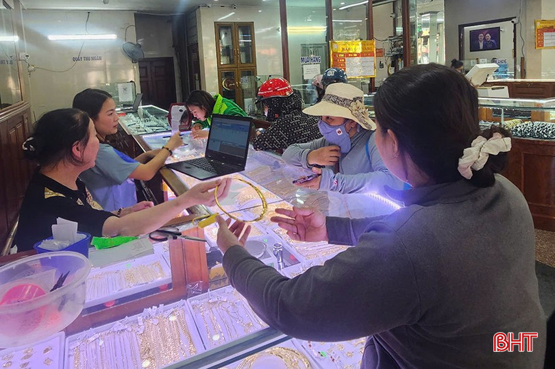 Giá vàng trong nước nói chung, Hà Tĩnh nói riêng biến động theo xu hướng thế giới và khả năng tiếp tục tăng trong thời gian tới. bqbht_br_z6511161851214-8d83795daa2f997d5336bb10a0bcf5a3.jpg
