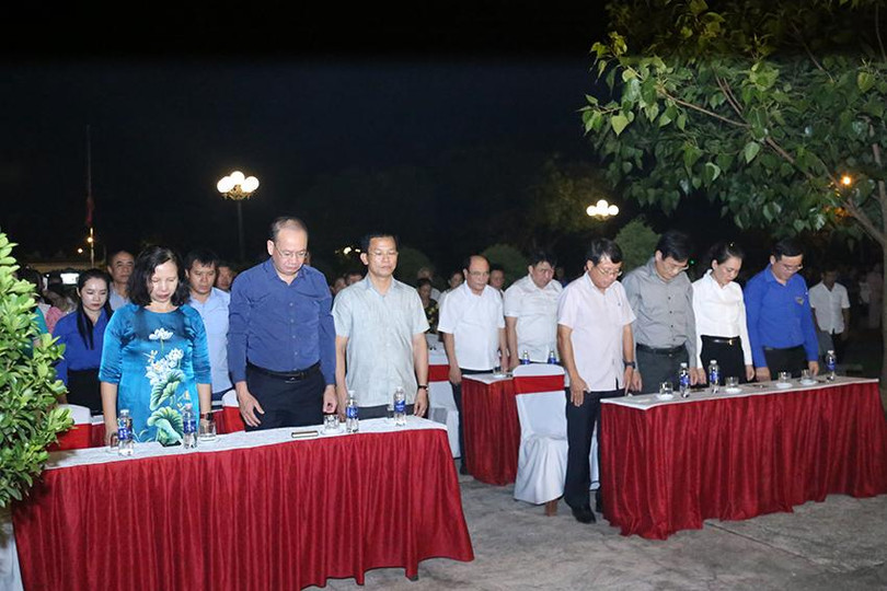 Các đại biểu, ĐVTN cùng người dân mặc niệm để tưởng nhớ đồng chí Tổng Bí thư Nguyễn Phú Trọng và các anh hùng liệt sĩ. Các đại biểu, ĐVTN cùng người dân mặc niệm để tưởng nhớ đồng chí Tổng Bí thư Nguyễn Phú Trọng và các anh hùng liệt sĩ.