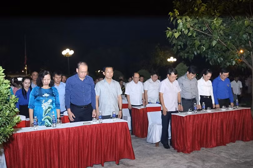 Các đại biểu, ĐVTN cùng người dân mặc niệm để tưởng nhớ đồng chí Tổng Bí thư Nguyễn Phú Trọng và các anh hùng liệt sĩ.