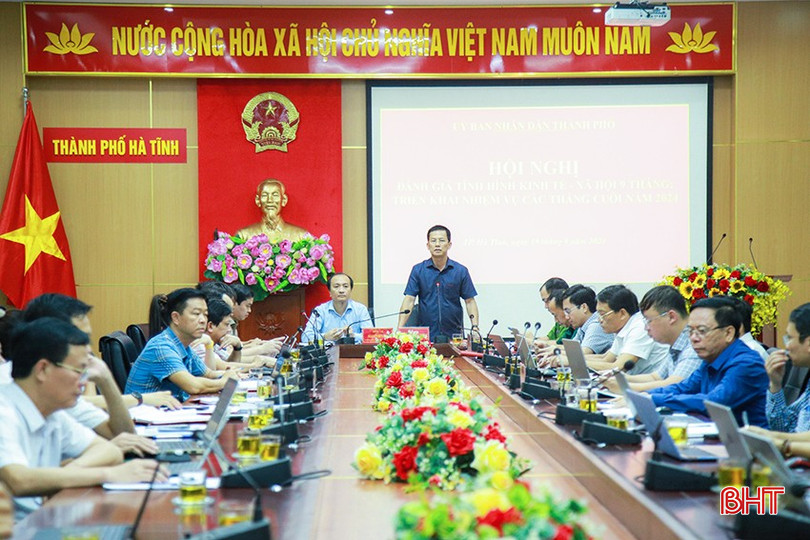 Chủ tịch UBND thành phố Nguyễn Trọng Hiếu và Phó Chủ tịch UBND thành phố Nguyễn Duy Đức chủ trì hội nghị. IMG_9496.jpg