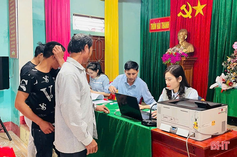 Ngư dân được hướng dẫn ghi tờ khai đăng ký cho các tàu cá "3 không". z5952520424551-df9615e37d041242015b3b652a9d6ed2-3153-2838.jpg