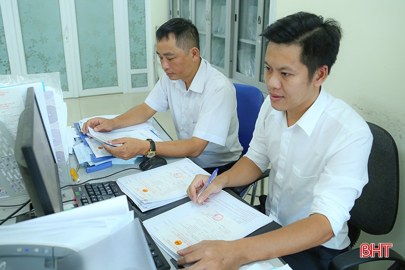 Cán bộ Chi cục Thủy sản tỉnh Hà Tĩnh rà soát lại danh sách tàu cá “3 không” còn lại trên địa bàn tỉnh. img-9816-3916-4856.jpg