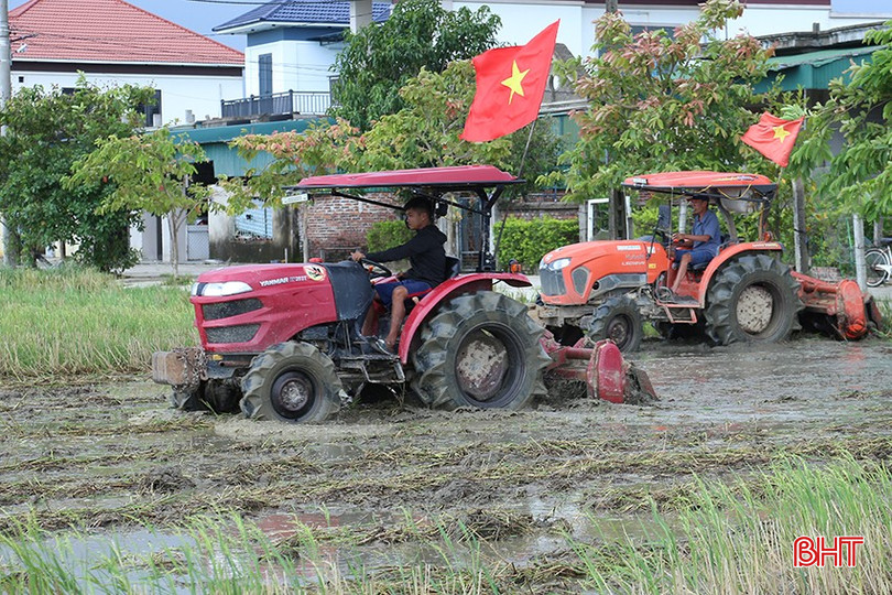 Tiếng máy làm đất vụ mới đã bắt đầu rền vang trên các cánh đồng ở Hà Tĩnh. bqbht_br_img-0013.jpg