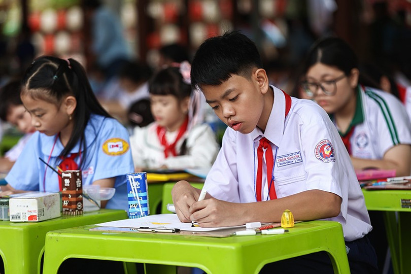 Các em nhỏ đã vẽ nên bức tranh về hòa bình thật đẹp trong cuộc thi Nhành cọ non. Cuộc thu hút gần 300 em thiếu nhi tham dự với những tác phẩm mang ý nghĩa đặc biệt. vnm-doi-tntp-07a.jpg