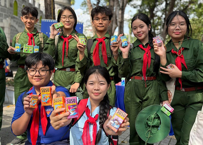 Những “cô, chú bộ đội nhí” hào hứng chọn món sữa yêu thích sau khi tham gia các hoạt động của ngày hội. vnm-doi-tntp-03a.jpg