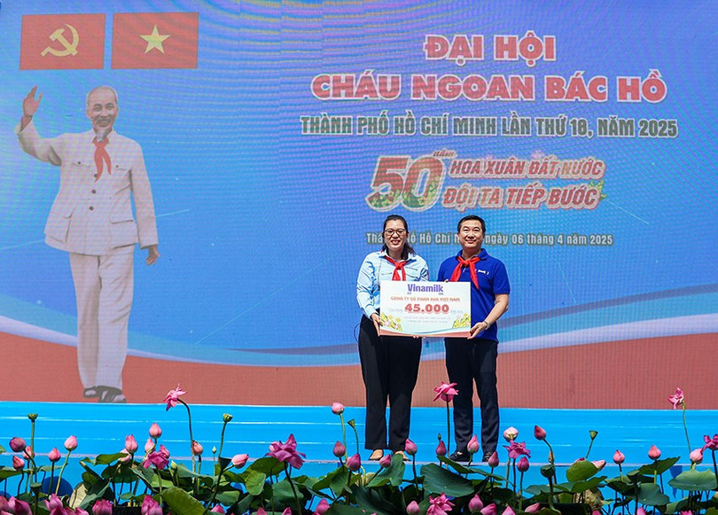 Ông Đỗ Thanh Tuấn - Giám đốc Đối ngoại Vinamilk đã trao tặng món quà là 45.000 hộp sữa cho đại diện Hội đồng Đội TP HCM trong chương trình “Đại hội cháu ngoan Bác Hồ” ngày 6/4. vnm-doi-tntp-01a.jpg