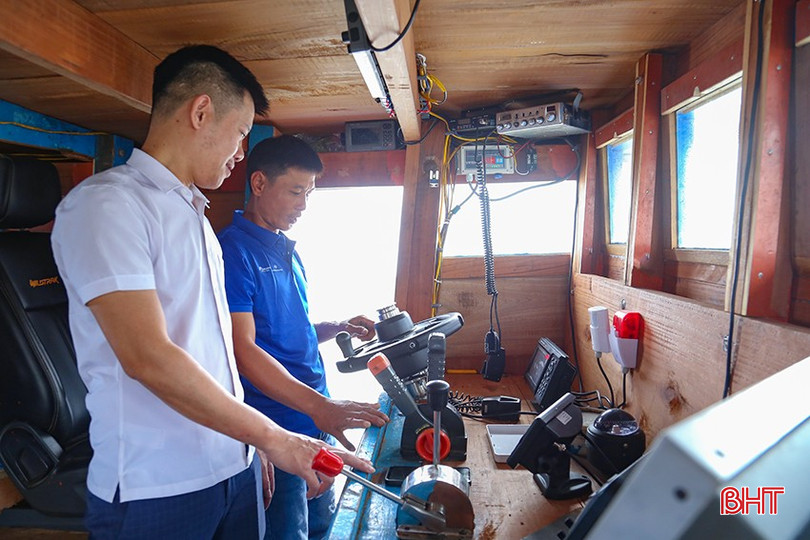 Cán bộ chuyên môn Chi cục Thủy sản tỉnh kiểm tra các thiết bị trên tàu cá. bqbht_br_img-0115.jpg