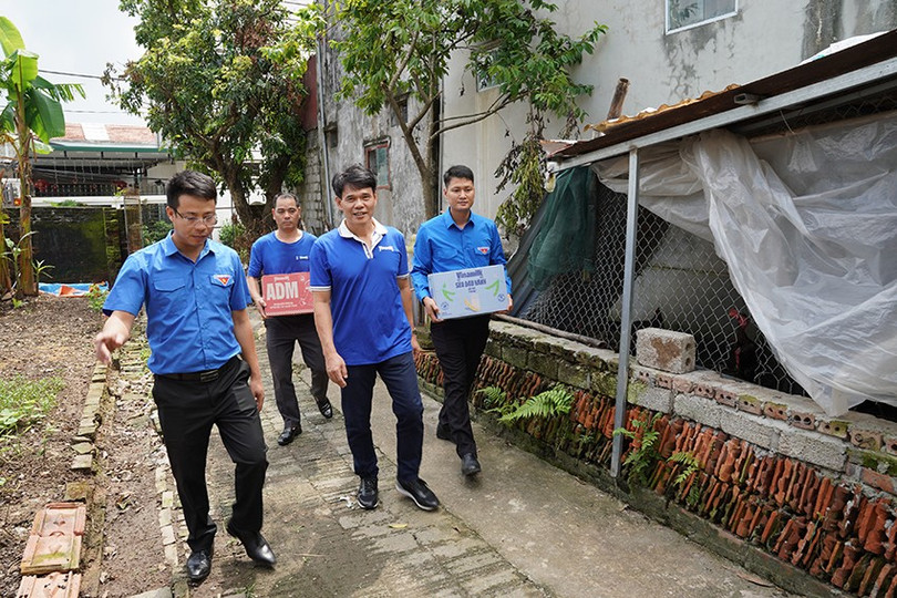 Đoàn Vinamilk gửi tặng những sản phẩm dinh dưỡng cho người dân tỉnh Ninh Bình, ghé thăm những gia đình chịu ảnh hưởng nặng nề sau bão lũ. Ảnh: Tịnh Không anh-08a.jpg