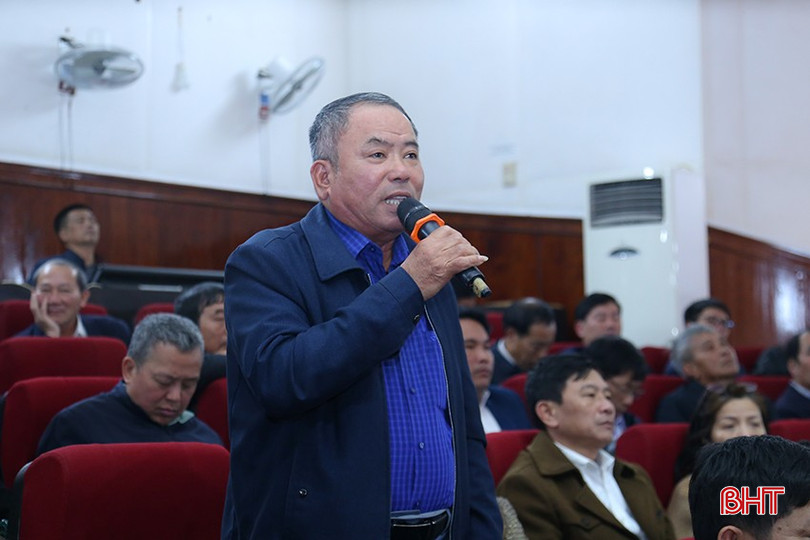 Nhiều đại biểu quan tâm đến vấn đề đầu tư xây dựng hạ tầng, vệ sinh môi trường, phát triển sản xuất... bqbht_br_img-9682.jpg