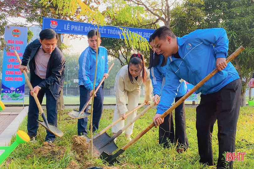 Lãnh đạo Thành ủy, Thành đoàn, Phòng GD&ĐT tham gia trồng cây tại Trường THCS Lê Văn Thiêm. bqbht_br_z6239750165085-71464582393a79953f0d030b78d6dfee.jpg
