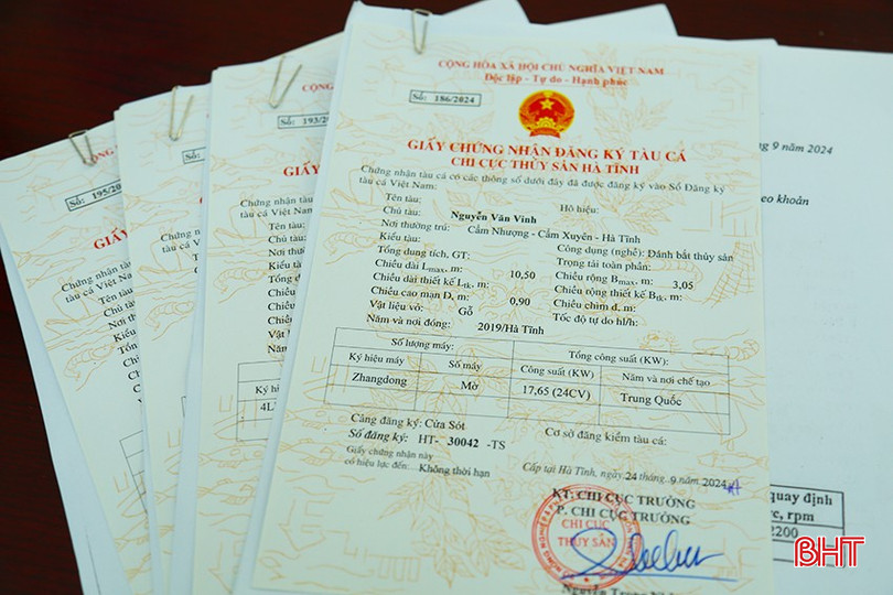 Những giấy chứng nhận đăng ký tàu cá đầu tiên được Chi cục Thủy sản Hà Tĩnh cấp. IMG_9799.jpg