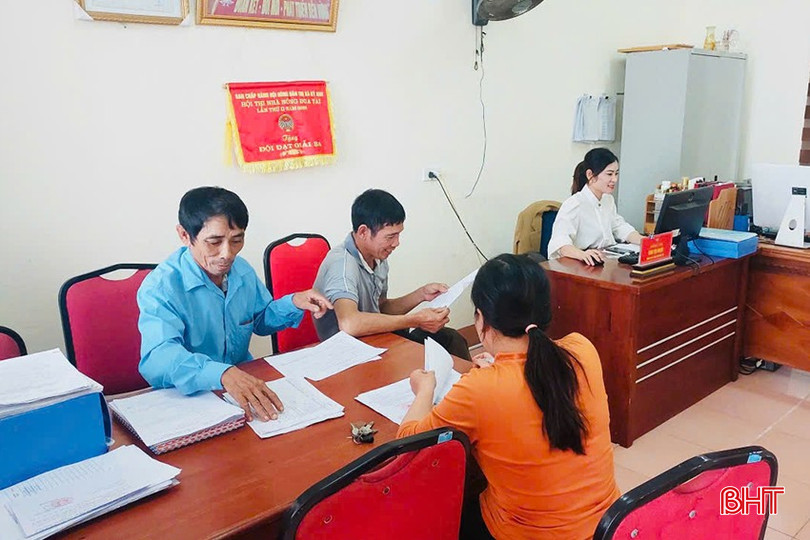 Ngư dân được hướng dẫn ghi tờ khai đăng ký cho các tàu cá "3 không". z5869741714998_911135fc934ff80a2a5f28589ad061e1.jpg