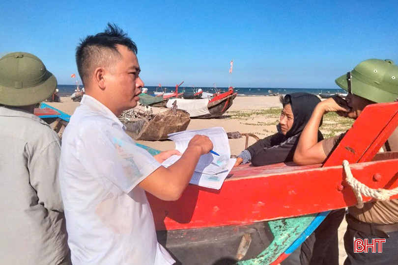 Cán bộ Chi cục Thủy sản trực tiếp thông tin cho ngư dân về việc đăng ký tàu cá. z5869735732293_0e48e9cd7a5b272c02d6a4af7e5447d5.jpg
