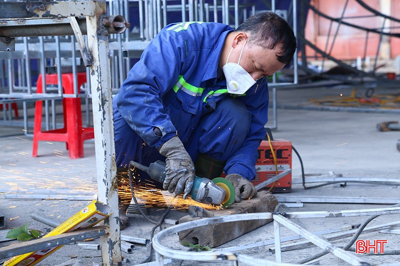 Công nhân Công ty CP Môi trường và Công trình đô thị Hà Tĩnh tập trung thực hiện các phần việc theo kế hoạch. bqbht_br_img-0455.jpg