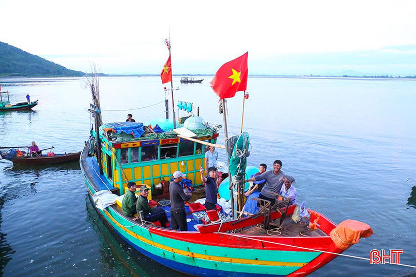 Ngư dân cập cảng cá Cửa Sót (xã Thạch Kim, Lộc Hà) trong niềm vui khai thác được nhiều hải sản. IMG_7757.jpg