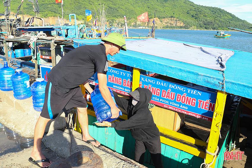 Các tàu hậu cần bổ sung nước ngọt để cung cấp cho ngư dân khi tham gia khai thác trên biển. IMG_0006.jpg