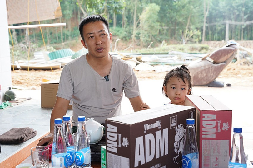 Anh Đoàn Khanh và con gái nhỏ trước ngôi nhà đã bị lũ cuốn trôi toàn bộ. Ảnh: Tịnh Không anh-12b.jpg
