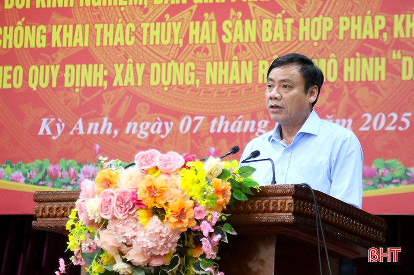 Phó Giám đốc Sở NN&PTNT tỉnh Nguyễn Tiến Hùng trình bày báo cáo về công tác chống khai thác IUU trên địa bàn tỉnh. bqbht_br_img-0115.jpg