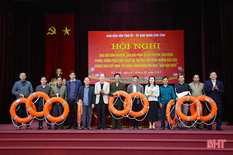Dịp này, Cảng vụ Hàng hải Hà Tĩnh đã trao tặng 150 chiếc phao cho bà con ngư dân. bqbht_br_img-0193.jpg