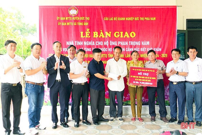 CLB Doanh nghiệp Đức Thọ phía Nam bàn giao 2 nhà tình nghĩa cho hộ gia đình có hoàn cảnh đặc biệt khó khăn. b1-7626.jpg
