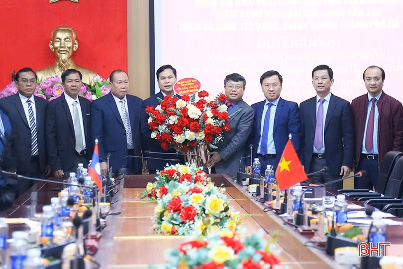 Đoàn cán bộ huyện Pạc Xăn chúc Tết Đảng bộ, chính quyền và Nhân dân TP Hà Tĩnh.