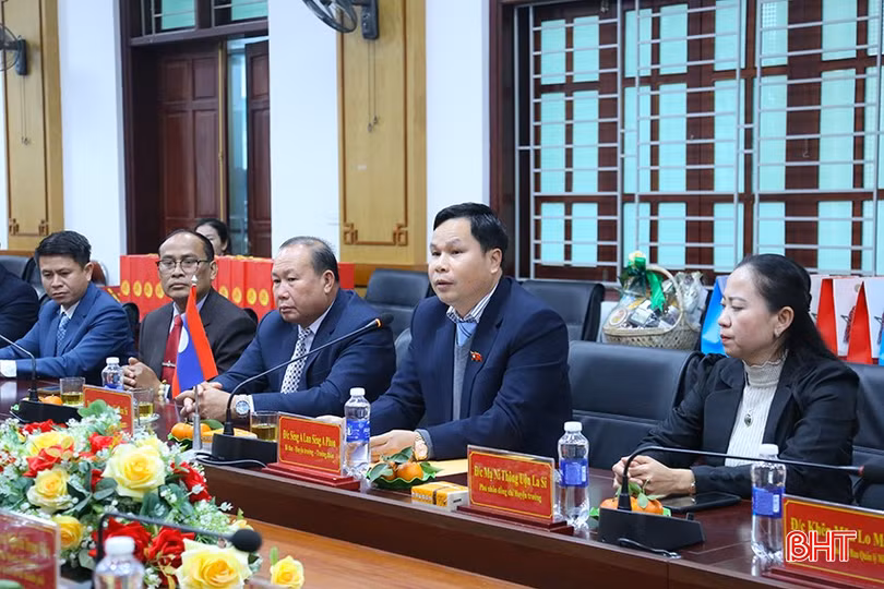 Bí thư - Huyện trưởng huyện Pạc Xăn Sẻng A Lun Sẻng A Phon gửi lời chúc tốt đẹp và chúc Đảng bộ, Nhân dân TP Hà Tĩnh đón năm mới an khang, thịnh vượng.