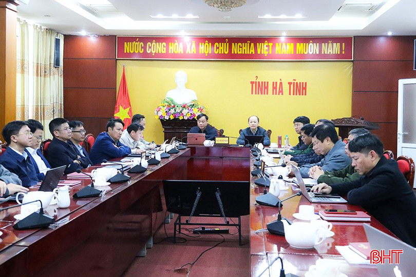 Phó Chủ tịch Thường trực UBND tỉnh Nguyễn Hồng Lĩnh điều hành điểm cầu Hà Tĩnh. bqbht_br_img-0983-3401.jpg