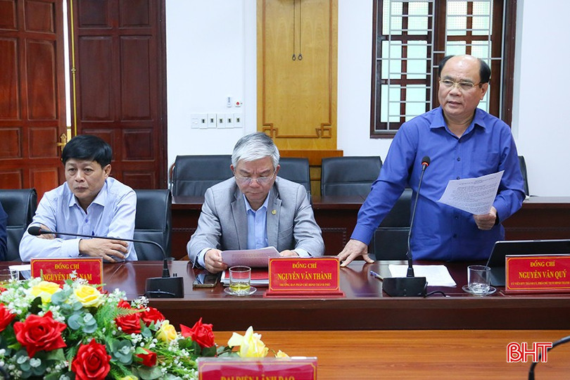 Phó Chủ tịch HĐND thành phố Nguyễn Văn Quý thông tin một số vấn đề trọng tâm tại hội nghị. bqbht_br_img-8573.jpg