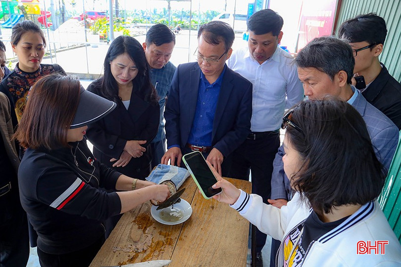 Đoàn theo dõi quá trình lấy ngọc tại Công ty TNHH Thương mại tổng hợp dịch vụ Hoàn Mỹ. bqbht_br_img-8522.jpg