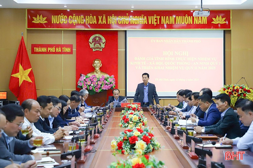 Chủ tịch UBND thành phố Nguyễn Trọng Hiếu và Phó Chủ tịch UBND thành phố Nguyễn Duy Đức chủ trì hội nghị. bqbht_br_z6428860481246-184fde0956ff7ab4b2c487ae69150e38-4478.jpg