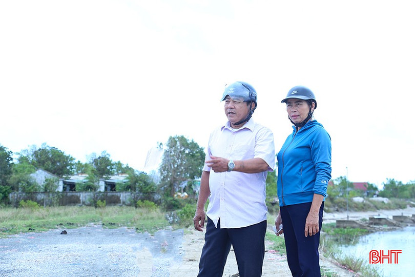 Ông Nguyễn Tống Trường - người dân xã Thiên Cầm kiến nghị cần sớm xây dựng, lắp đặt hệ thống cổng đóng mở (thay hệ thống hàng rào cứng) tại 2 vị trí giao cắt giữa khu neo đậu tránh trú bão và tuyến đê Phúc Long Nhượng. bqbht_br_img-9409.jpg