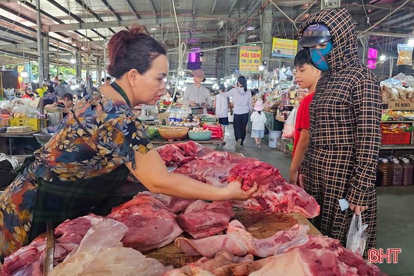 Người tiêu dùng e dè hơn trong lựa chọn sản phẩm thịt lợn tại chợ dân sinh. bqbht_br_z6852958720225-f8646e14f961e722ac11ea4c9913e364.jpg