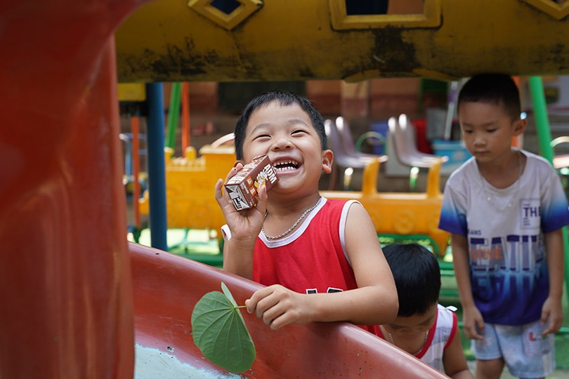 Khi nắng lên sau bão, nụ cười trong veo của trẻ thơ chính là điều khiến ta tin rằng mọi khó khăn rồi cũng qua và hành trình mới lại bắt đầu. Ảnh: Tịnh Không anh-14b.jpg