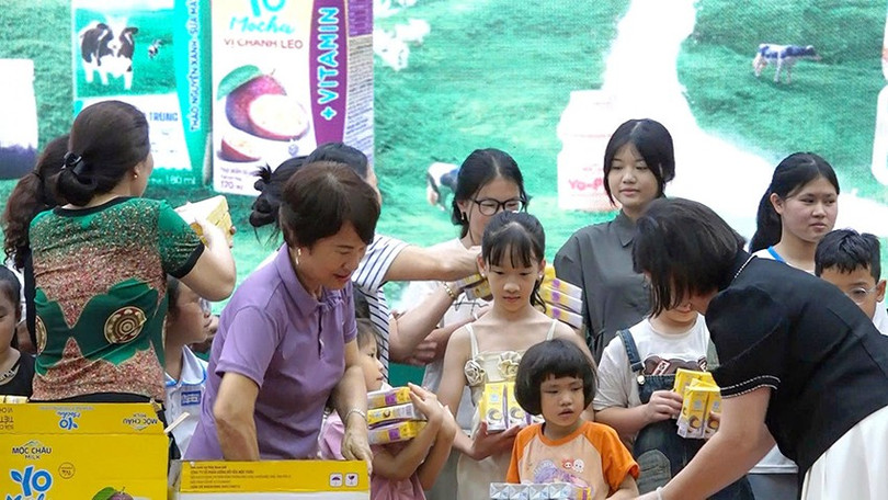Nhân Tháng Thiếu nhi, Mộc Châu Milk phối hợp với Hội Bảo trợ Người khuyết tật và Trẻ em mồ côi huyện Yên Châu (Sơn La) mang yêu thương đến hơn 1.000 trẻ em khuyết tật và mồ côi. anh-3.jpg