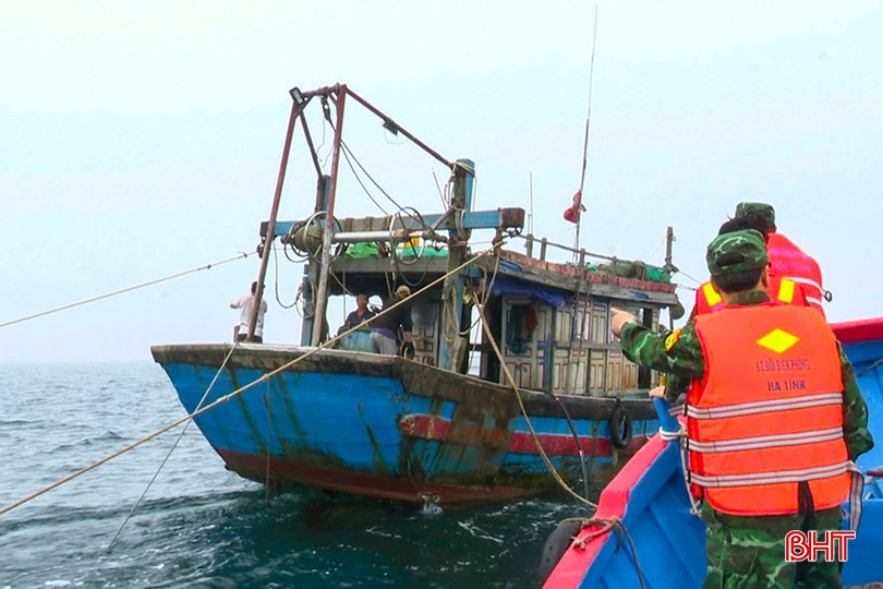 Bộ Chỉ huy Bộ đội Biên phòng tỉnh phối hợp với Sở NN&MT chỉ đạo các đồn biên phòng tuyến biển xử phạt nghiêm trường hợp vi phạm về thiết bị VMS. bqbht_br_z7113763682345-a8d0d7cd93c155f4d7dd75ed13098052.jpg