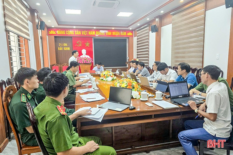 Đoàn công tác của Sở NN&MT phối hợp với các lực lượng liên quan làm việc với chính quyền địa phương và các chủ tàu phường Hải Ninh về phòng chống IUU. bqbht_br_z7104608651006-b4543da6ffacabcf3896f963b87be7ab.jpg